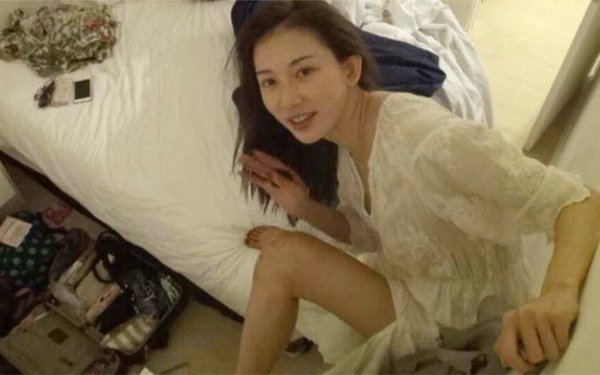 股票十倍杠杆正规平台 林志玲素颜现身台大医院！停留三小时引热议，文件袋上5个字揭开真相