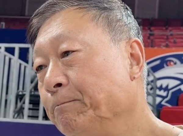 炒股股票配资网站 李秋平：上海队今年争冠希望很大，球员在场上重点要大胆、果断